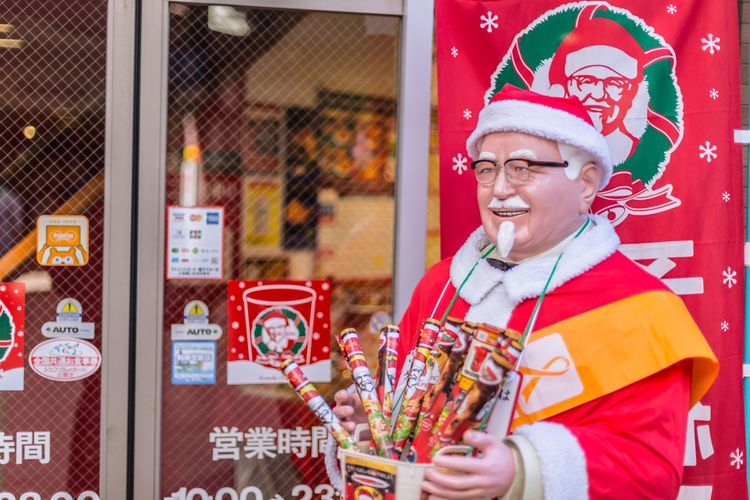 Patung ikon KFC, Kolonel Sanders dengan pakaian ala Santa Claus di Osaka, Jepang. (Dok. Shutterstock/Quality Stock Arts)